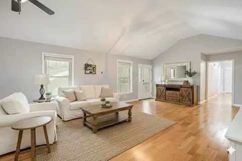 Living - 156 Tremont Dr, Berea, KY 40403 photo 2 of 3