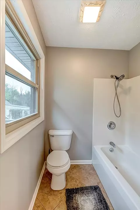 Bath - 156 Tremont Dr, Berea, KY 40403 photo 4 of 4