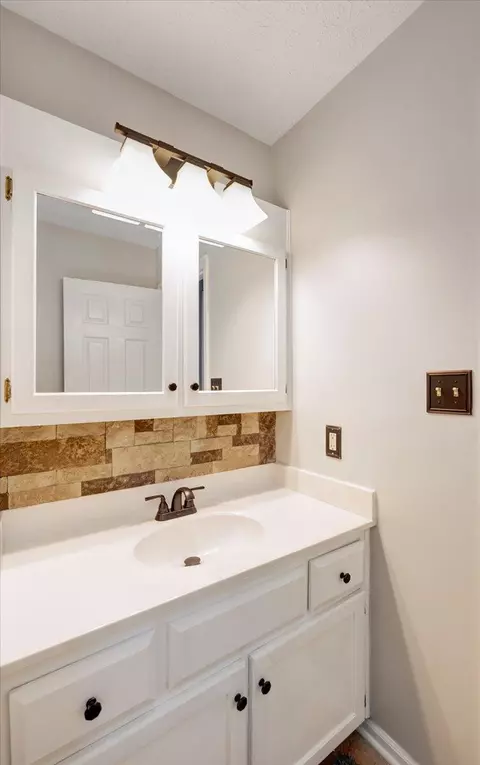 Bath - 156 Tremont Dr, Berea, KY 40403 photo 3 of 4