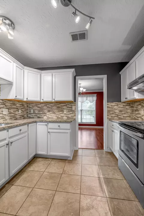 Kitchen - 146 Hemingway Pl, Georgetown, KY 40324 photo 6 of 7