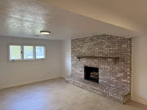 Living - 203 Davis St, Berea, KY 40403 photo 11 of 11