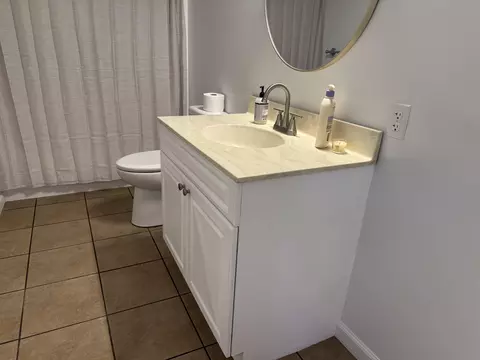 Bath - 203 Davis St, Berea, KY 40403 photo 8 of 8