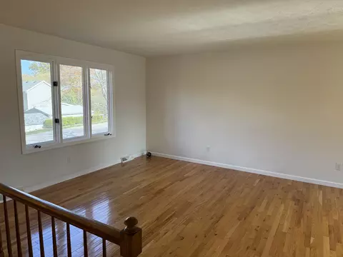 Living - 203 Davis St, Berea, KY 40403 photo 6 of 11