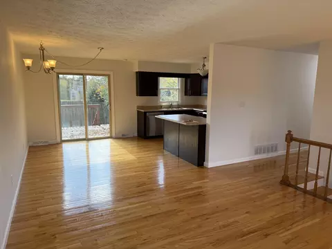 Living - 203 Davis St, Berea, KY 40403 photo 1 of 11