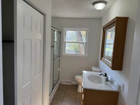 Bath - 203 Davis St, Berea, KY 40403 photo 6 of 8