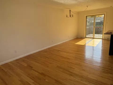 Living - 203 Davis St, Berea, KY 40403 photo 5 of 11