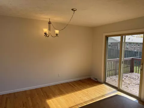 Living - 203 Davis St, Berea, KY 40403 photo 7 of 11