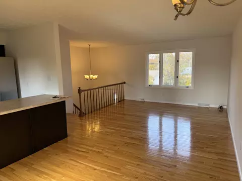 Living - 203 Davis St, Berea, KY 40403 photo 2 of 11