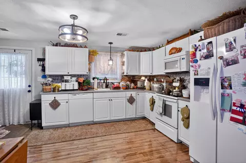 Kitchen - 524 E Barker Ln, Berea, KY 40403 photo 1 of 2