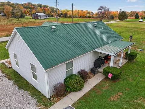 Exterior - 524 E Barker Ln, Berea, KY 40403 photo 5 of 6