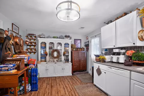 Kitchen - 524 E Barker Ln, Berea, KY 40403 photo 2 of 2