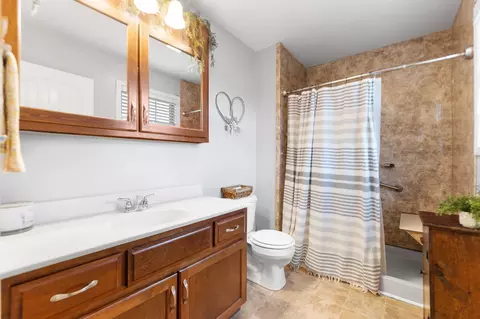 Bath - 1008 Eagle Point Dr, Berea, KY 40403 photo 1 of 4