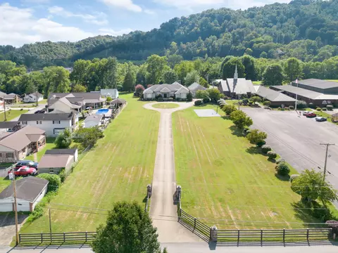 87 Ball Park St, Allen, KY 41601