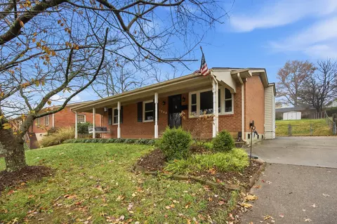 1044 Elmendorf Dr, Lexington, KY 40517