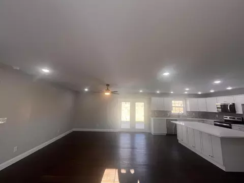 Living - 122 Malibu Dr, Corbin, KY 40701 photo 2 of 4