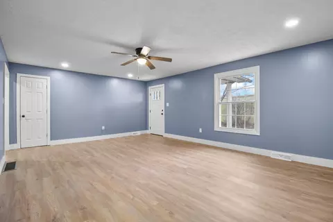 Living - 1176 Eberle Rd, Mckee, KY 40447 photo 3 of 5