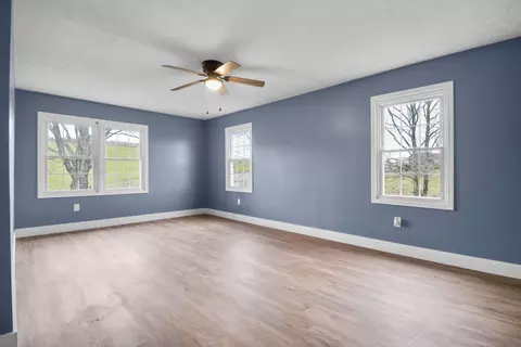Living - 1176 Eberle Rd, Mckee, KY 40447 photo 2 of 5