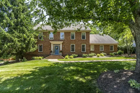 2132 Woodmont Dr, Lexington, KY 40502