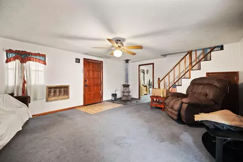 Living - 535 Ashana Rd, Jackson, KY 41339 photo 2 of 6