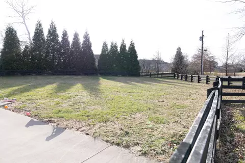 Exterior - 236 Autumn Ct, Berea, KY 40403 photo 6 of 12