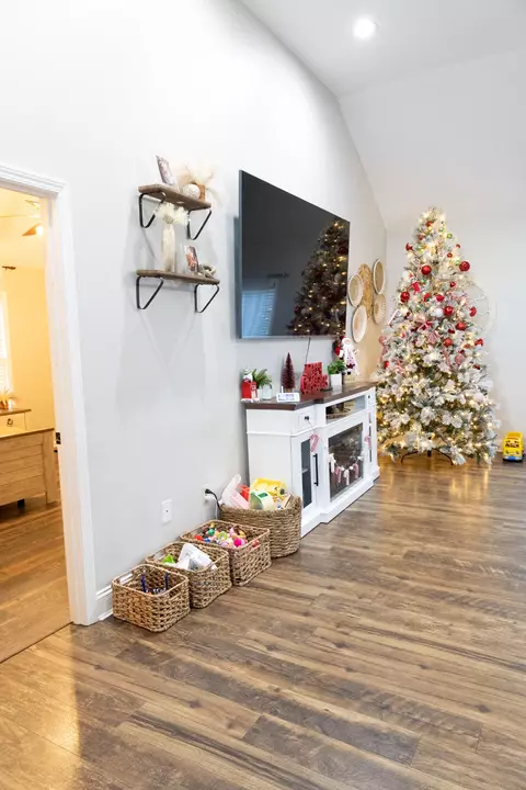 Living - 236 Autumn Ct, Berea, KY 40403 photo 1 of 2