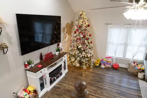 Living - 236 Autumn Ct, Berea, KY 40403 photo 2 of 2