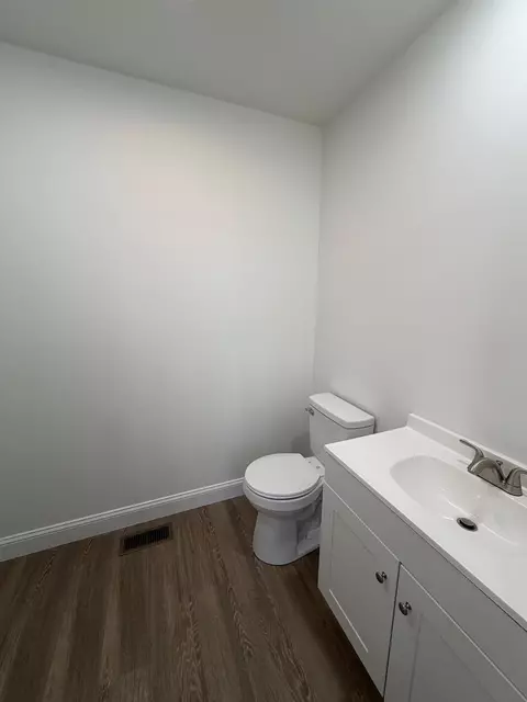 Bath - 1407 Madison St, Corbin, KY 40701 photo 3 of 4