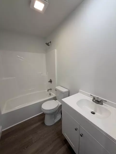 Bath - 1407 Madison St, Corbin, KY 40701 photo 2 of 4