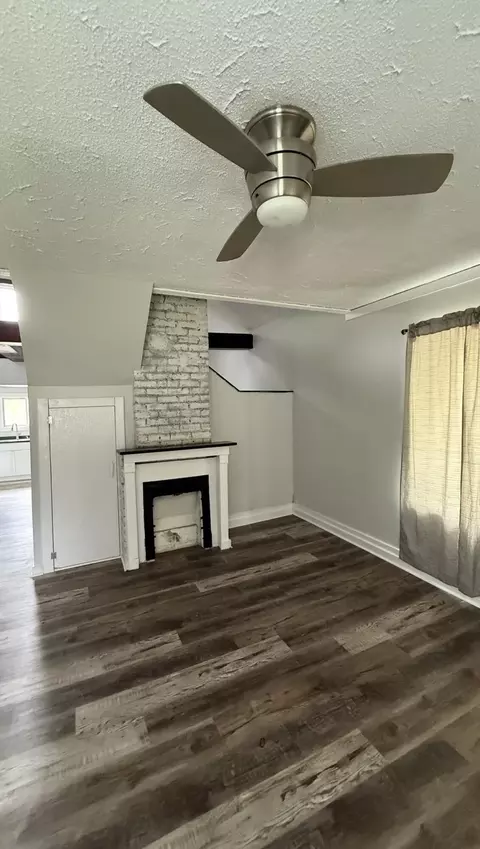 Living - 606 Prospect St, Berea, KY 40403 photo 2 of 2