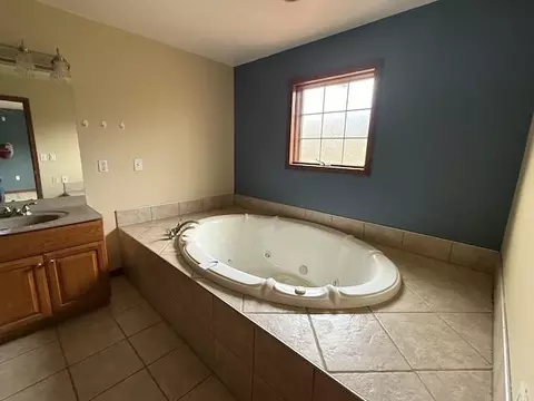 Bath - 32 Garrett St, Dayhoit, KY 40824 photo 3 of 7