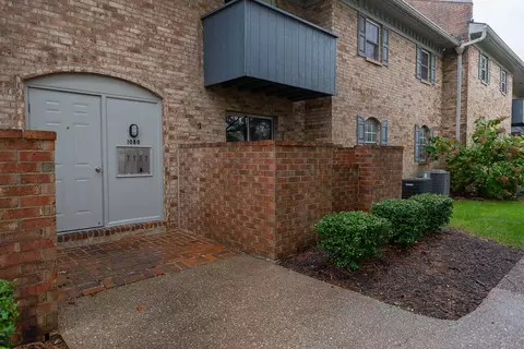 1080 Armstrong Mill Rd, Lexington, KY 40517