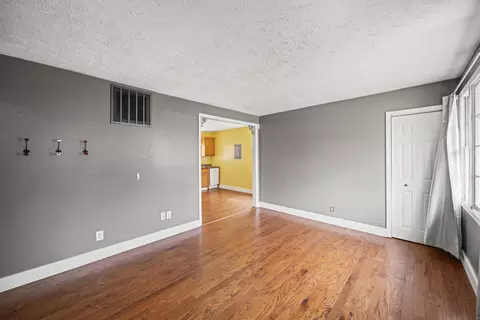 Living - 405 Chambers St, Paris, KY 40361 photo 1 of 2