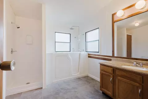 Bath - 430 Apache Dr, Paint Lick, KY 40461 photo 3 of 6