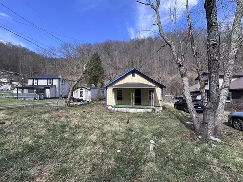 3881 Pond Creek Rd, Pinsonfork, KY 41555