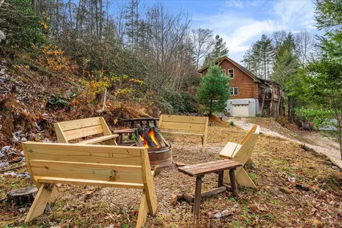 645 Right Fork Fixer Rd, Zoe, KY 41397