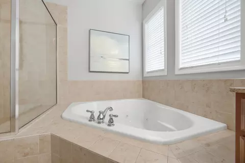 Bath - 413 Paddock Dr, Versailles, KY 40383 photo 3 of 5