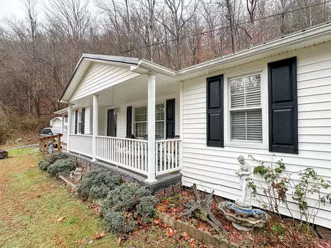 10806 406 Hwy, Roark, KY 40979