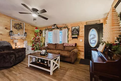 Living - 608 Casey Rd, Corbin, KY 40701 photo 2 of 6