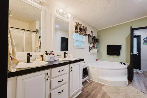 Bath - 608 Casey Rd, Corbin, KY 40701 photo 2 of 6