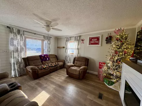 Living - 207 Foley Rd, Corbin, KY 40701 photo 2 of 4
