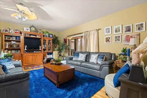 Living - 171 Nolan Dr, Corbin, KY 40701 photo 2 of 4