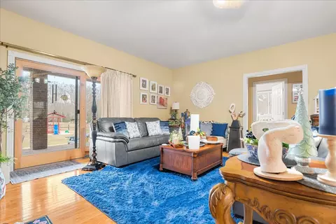 Living - 171 Nolan Dr, Corbin, KY 40701 photo 3 of 4
