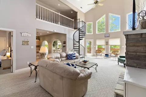 Living - 31 Sky View Ln, Burnside, KY 42519 photo 2 of 8
