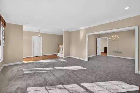 Living - 136 Wetherburn Ct, Danville, KY 40422 photo 4 of 6