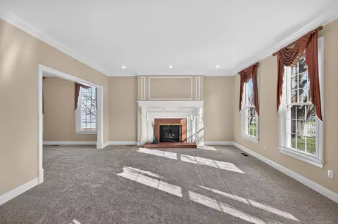 Living - 136 Wetherburn Ct, Danville, KY 40422 photo 3 of 6