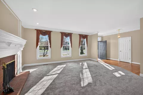 Living - 136 Wetherburn Ct, Danville, KY 40422 photo 5 of 6