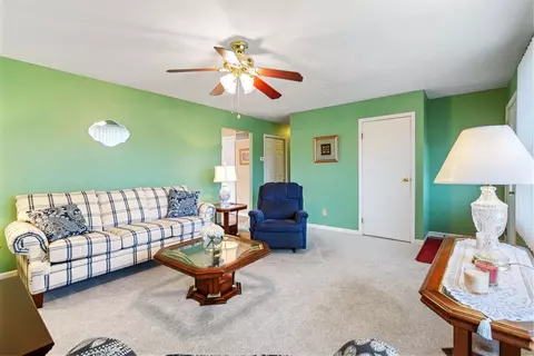 Living - 209 Salter Rd, Berea, KY 40403 photo 2 of 3