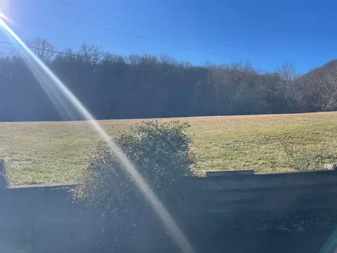 Exterior - 409 Fairview Rd, Middlesboro, KY 40965 photo 6 of 9