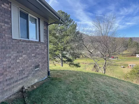 Exterior - 409 Fairview Rd, Middlesboro, KY 40965 photo 9 of 9
