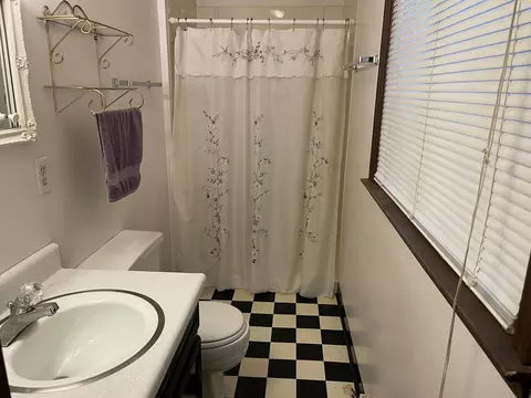Bath - 409 Fairview Rd, Middlesboro, KY 40965 photo 3 of 5